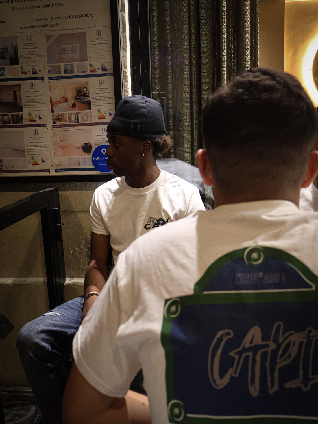 Streetwear minimaliste : 3 erreurs que font 90 % des jeunes actifs avec leurs t-shirts